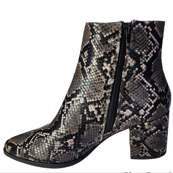 NWOB Madden Girl Dafnii Snake Print Ankle Boots Women's Size 6.5 Gray Black - Picture 4 of 9